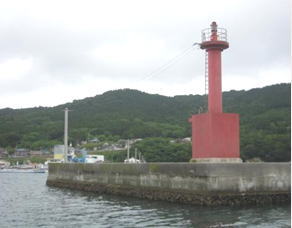 捕鯨の町、鮎川港入口灯台です。